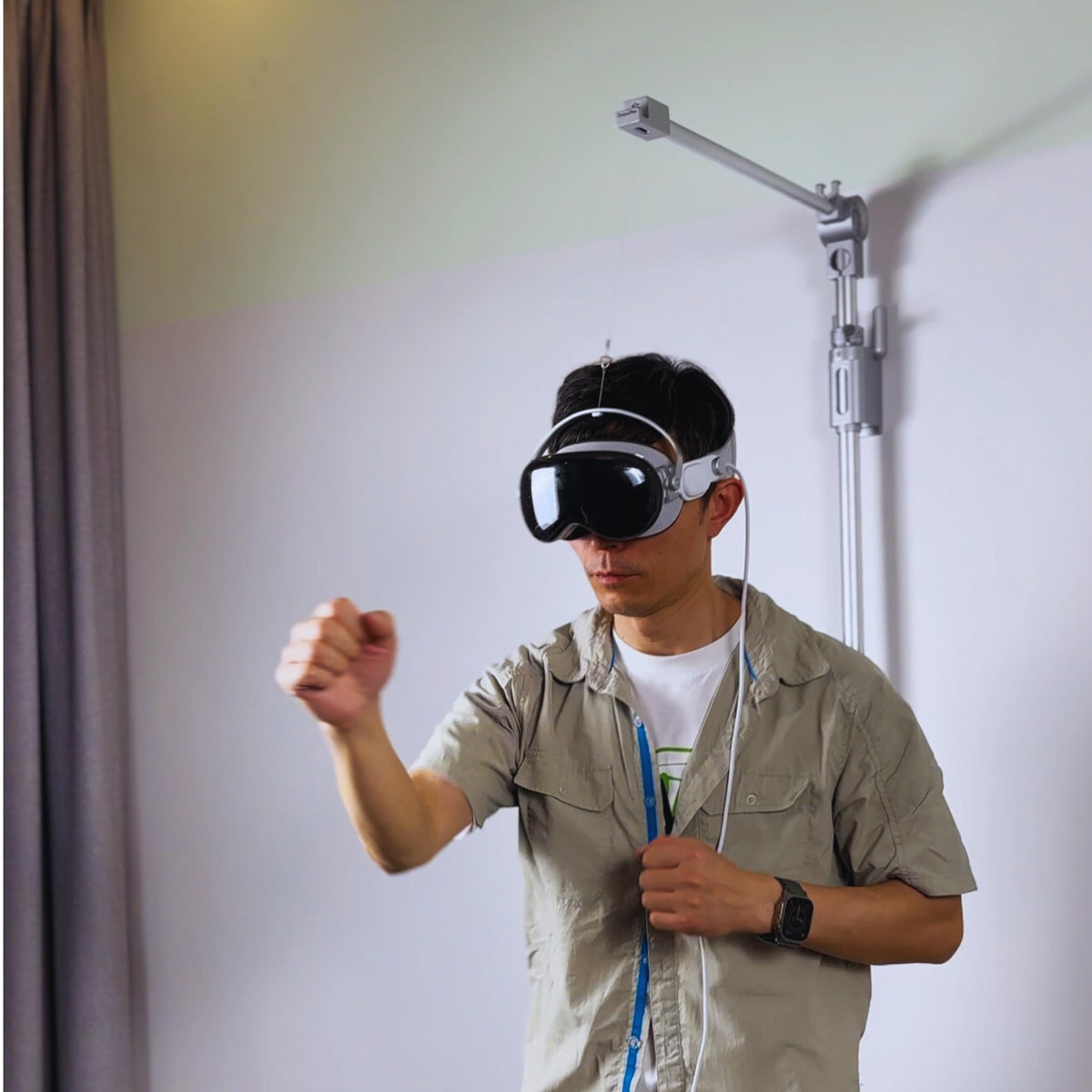 GraviPro – Dynamic Relief Stand for VR Headsets, Compatible with Apple Vision Pro | Adjustable Arm for Face & Neck Pressure, Foldable Support for Long Session